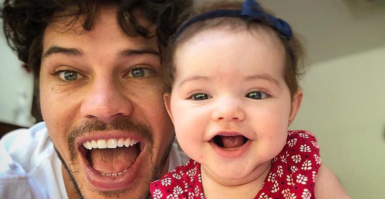 Fofura! José Loreto leva a filha, Bella, para a academia: ”Crossfit”