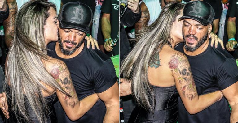 Belo é agarrado por ex-Miss Bumbum durante show em São Paulo