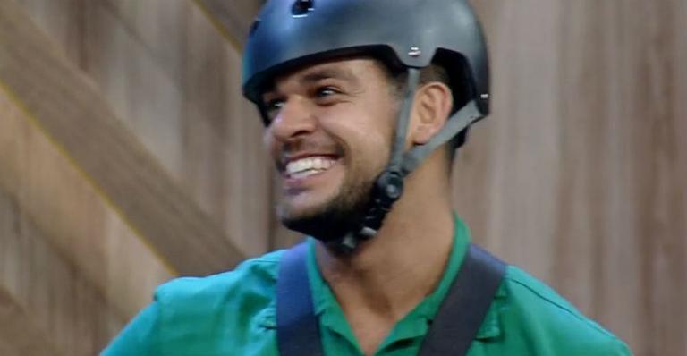 Caique Aguiar vence prova e é o primeiro finalista de ‘A Fazenda 10’