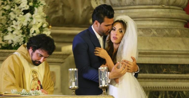 Nicole Bahls se emociona com linda declaração ao Padre Fábio de Melo
