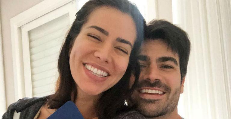 Rodrigão posa com a mão na barriga de Adriana Sant’Anna e fãs especulam nova gravidez