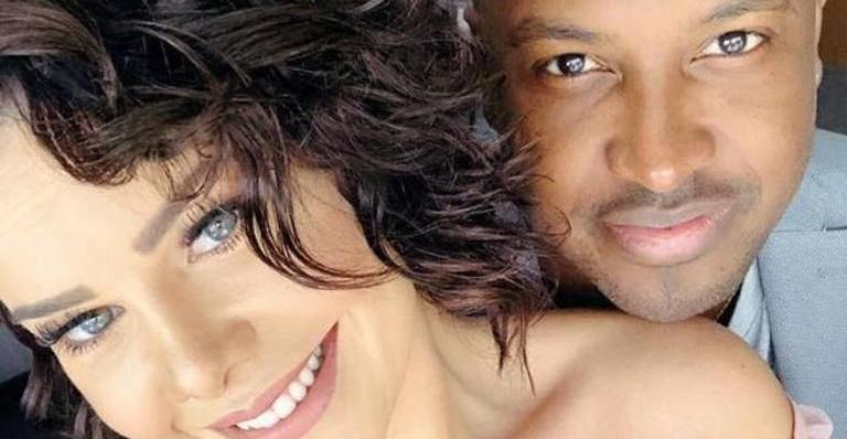 Thiaguinho e Fernanda Souza posam ao lado de Claudia Raia e Jarbas de Mello após casamento