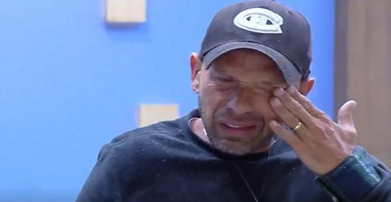 ‘A Fazenda’: Rafael Ilha tem crise de choro com carta da família