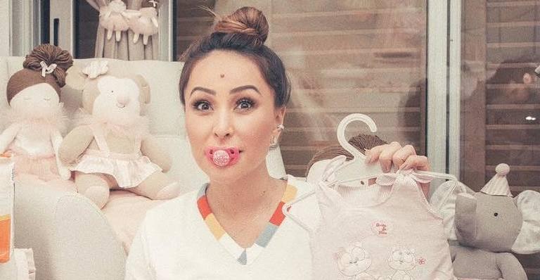 Após uma semana do nascimento de Zoe, Sabrina Sato exibe look luxuoso e grifado da filha