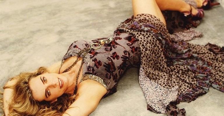 Aos 66 anos, Bruna Lombardi sensualiza ao aparecer de lingerie preta na cama