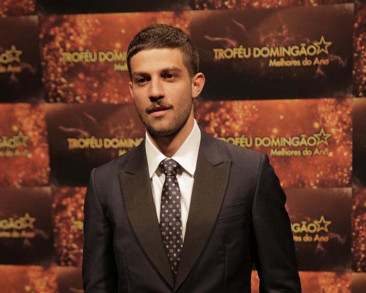 Faustão tenta arrancar informações sobre casamento de Chay Suede e Laura Neiva