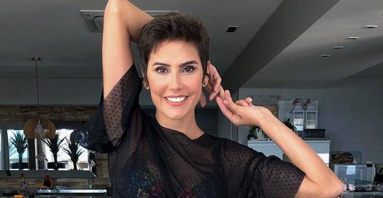 Deborah Secco surge deslumbrante em look transparente e decotado