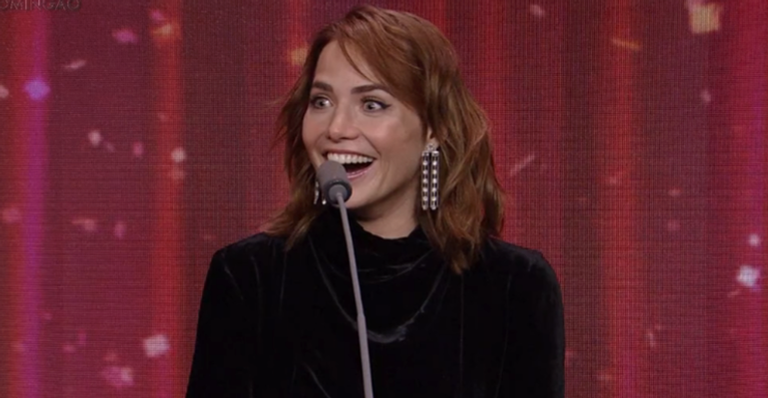 Letícia Colin vence prêmio de Atriz Coadjuvante e dá show em discurso: ”Amo contar histórias”