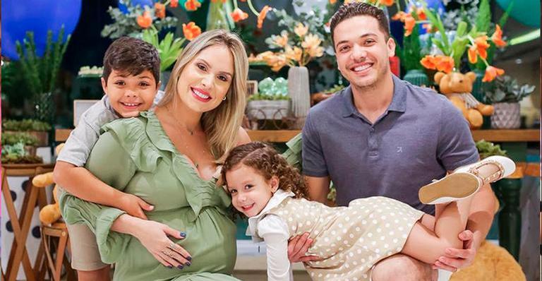 Filhos de Safadão assistem show do pai do palco e dançam junto com os dançarinos