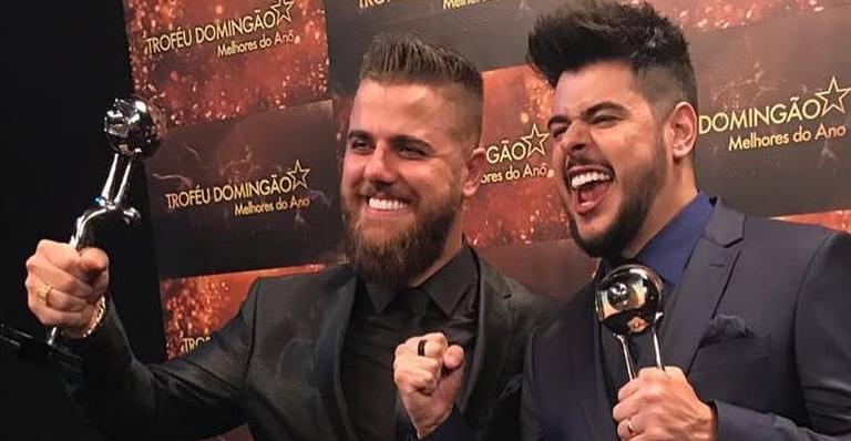 Zé Neto, da dupla com Cristiano, chora copiosamente em palco do Melhores do Ano