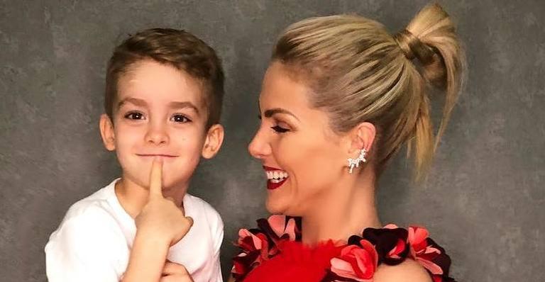 Filho de Ana Hickmann compara mãe a cantora e ela se derrete: ”Como criança tem imaginação”
