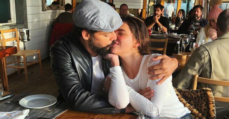 Após reatarem, Cauã Reymond posa aos beijos com Mariana Goldfarb