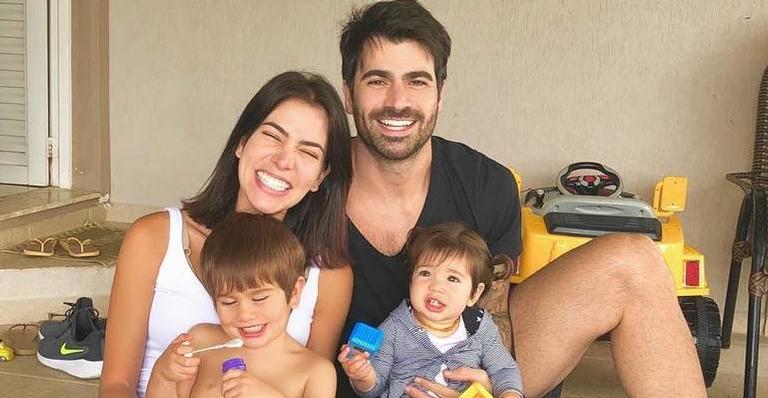 Marido de Adriana Sant’anna, Rodrigão é flagrado durante banho com companheiros muito especiais