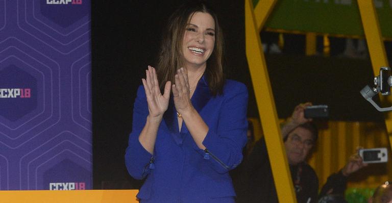 Sandra Bullock vai às lágrimas com surpresa de fãs brasileiros
