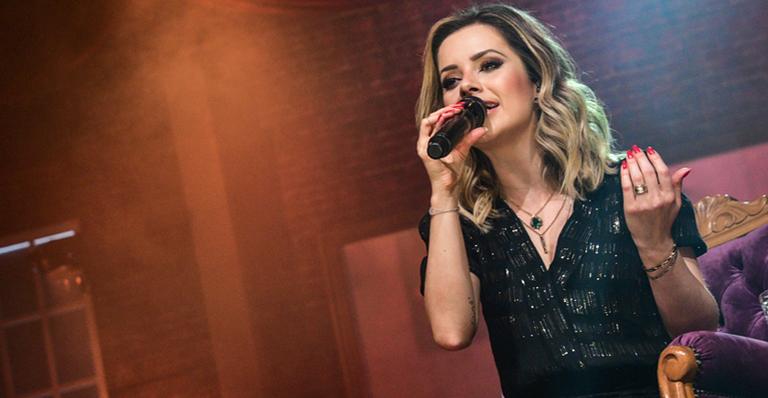 Sandy divide o palco com artistas através de telão durante nova turnê em São Paulo