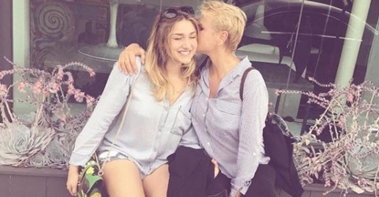 Morando longe, Xuxa sofre de saudades de Sasha e se declara nas redes sociais