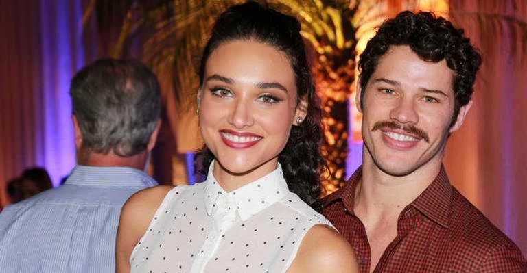 Fofura! Débora Nascimento flagra José Loreto sem camisa cuidando de Bella, filha do casal