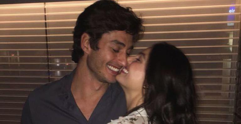 Após nascimento de Rael, Isis Valverde exibe barriga sequinha ao lado do maridão, André Resende