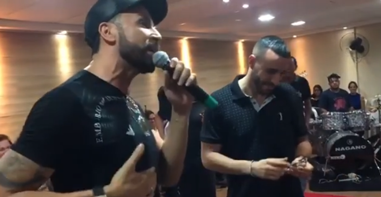 Latino faz oferta de R$ 60 mil em igreja evangélica e diz que Deus irá abençoar