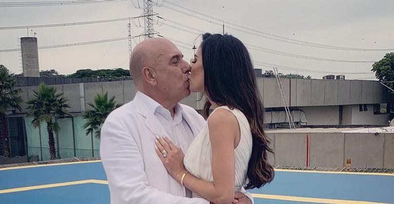 Nas redes, Daniela Albuquerque aparece beijando o marido e dispara: ”Sei que existe muita inveja”