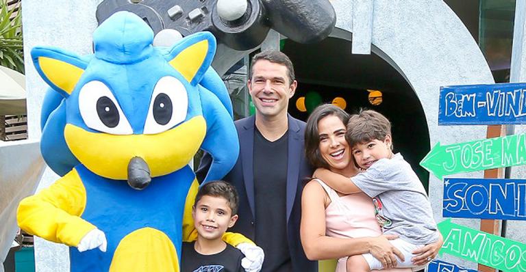 Com Zilu em festa, Wanessa posa sorridente ao lado de Graciele Lacerda e Zezé