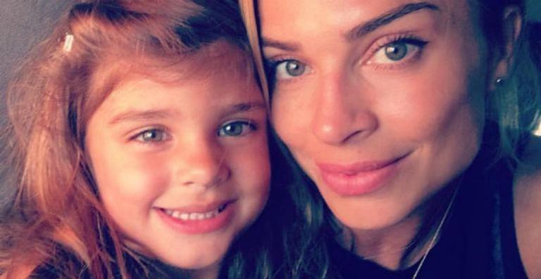 Não larga da mamãe! Grazi Massafera aparece agarradinha com a filha em posição de ioga