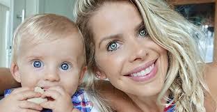 De boia, Enrico Bacchi pula no mar e encanta a mamãe, Karina Bacchi: ”Alegria”
