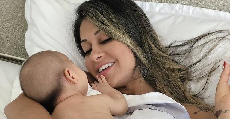 Na cama, Mayra Cardi posa só de calcinha ao lado da filha, Sophia: ”Papo de meninas”