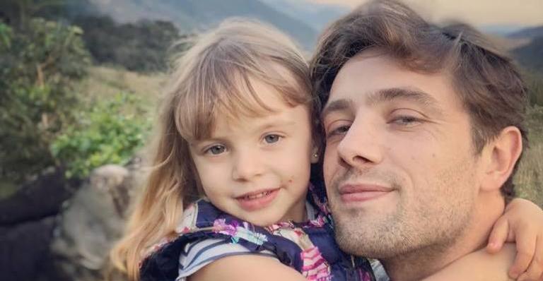 Filha de Rafael Cardoso se irrita ao ver pai beijando Vitória Strada na novela