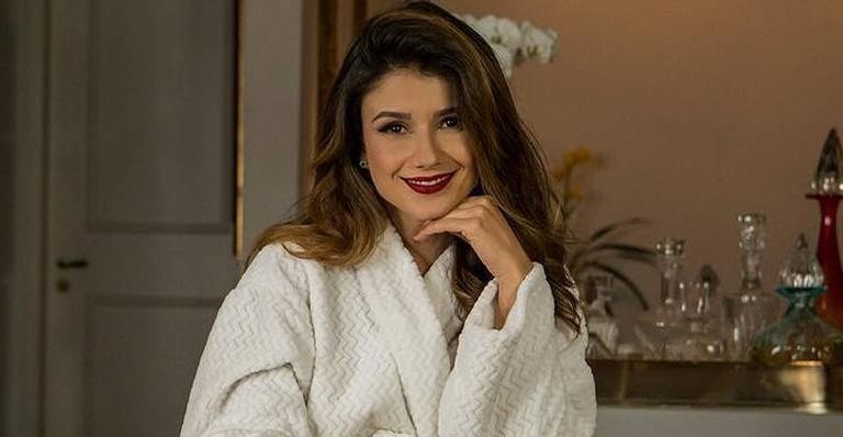 Curtindo manhã de sol, Paula Fernandes enaltece corpão da mãe: ”Mamusa”