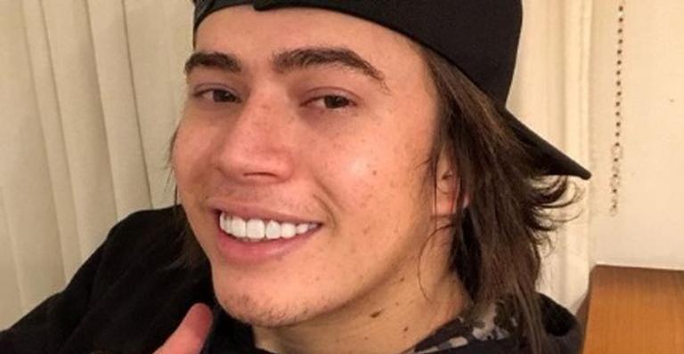 Whindersson Nunes surge nu e recebe título de Mister Bumbum