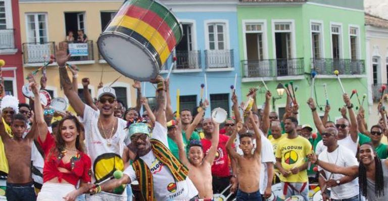 Em novo clipe, Claudia Leitte refaz passos de Michael Jackson no Pelourinho
