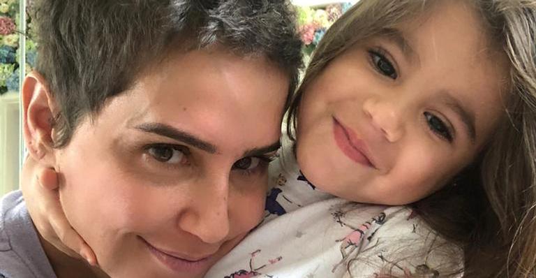 Na Disney, Deborah Secco se exalta com brinquedo de diversão e supera animação de Maria Flor
