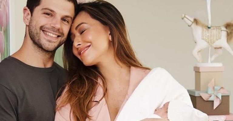 Duas semanas após parto, Sabrina Sato e Duda Nagle passeiam com Zoe pela primeira vez
