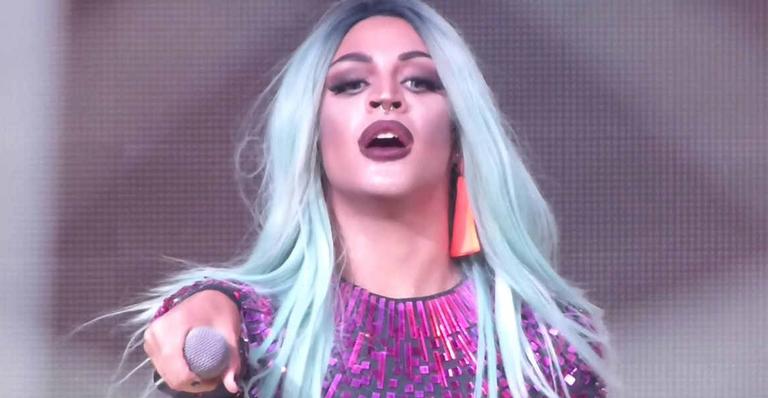 Pabllo Vittar mostra ousadia em foto e deixa peito à mostra