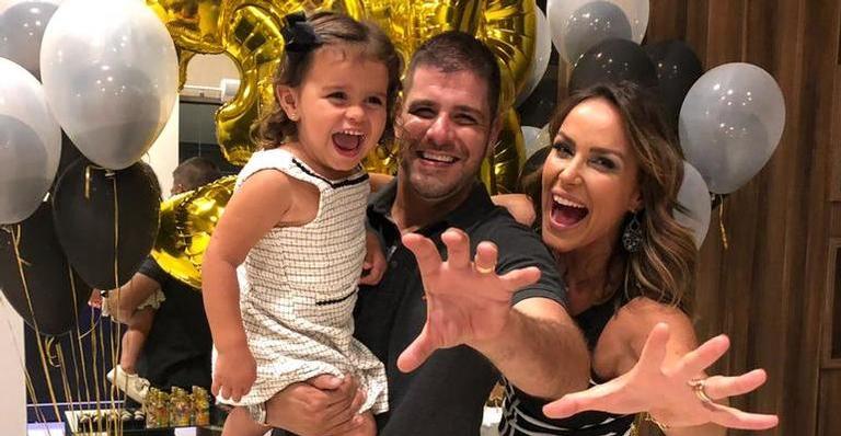 Juliana Rios comemora aniversário do marido, Bruno Bezerra, com amigos e muita música