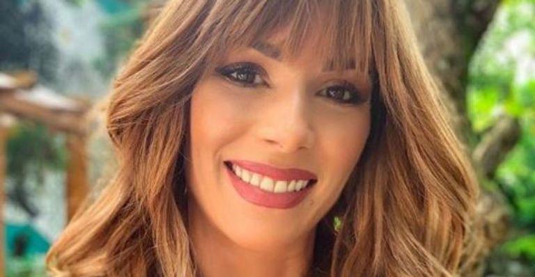 Ana Furtado posa ao lado de seu médico e comemora vitória contra o câncer: ”Agora sim acabou”