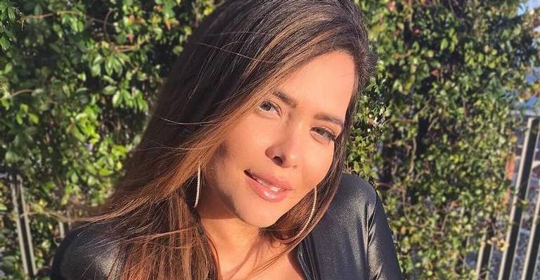 Em clima natalino, Geisy Arruda posa de lingerie vermelha supersexy e transparente