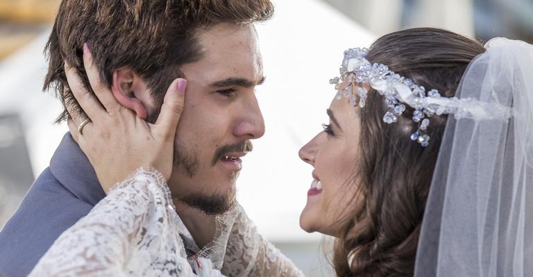 Nicolas Prattes se casa com Juliana Paiva na ficção e se emociona