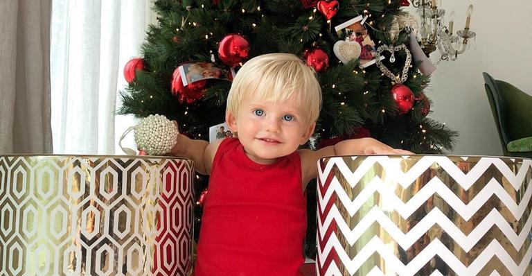 Fofo! Enrico Bacchi entra no clima de Natal em nova sessão de fotos