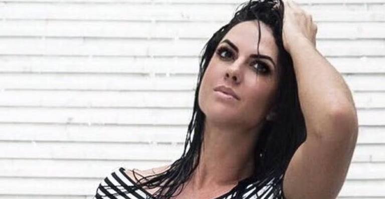 Graciele Lacerda sensualiza em foto provocante e fã aponta uso exagerado de Photoshop