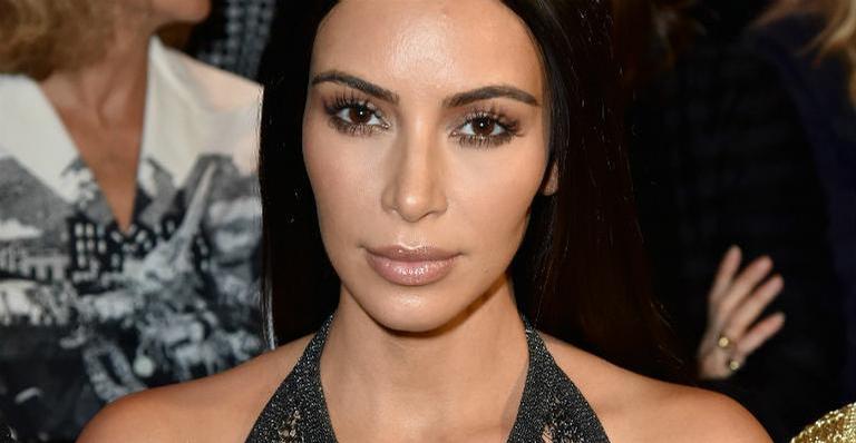 Kim Kardashian surge completamente nua envolta em tecido transparente e novamente quebra a web