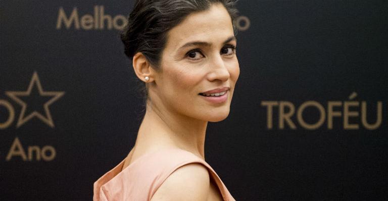 Renata Vasconcellos aparece em raríssimo clique com a irmã gêmea