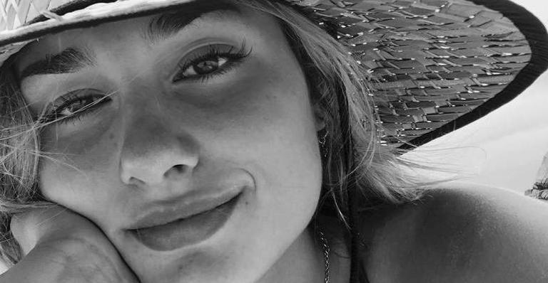 No Brasil, Sasha Meneghel é flagrada curtindo dia em praia carioca e boa forma chama atenção