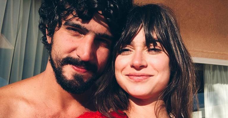 Thaila Ayala compartilha foto com Renato Góes e se declara