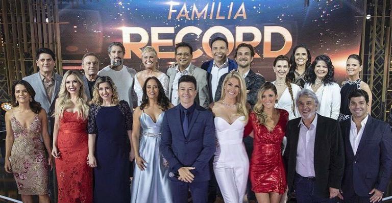 Confira quem ganhou o que no amigo secreto do ‘Família Record’