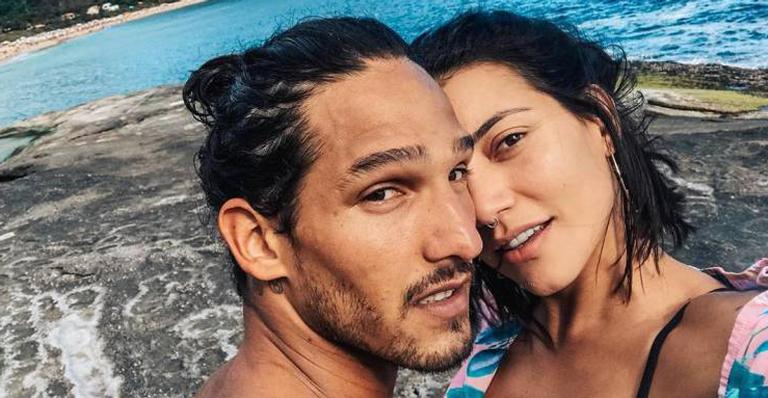 Gabi Prado compartilha foto sensual ao lado de João Zoli