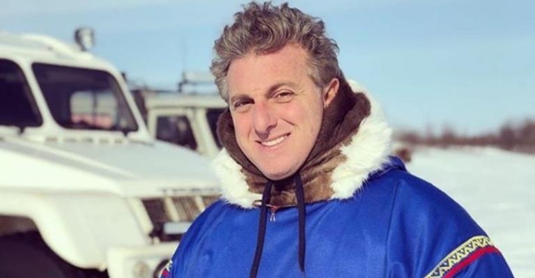 Luciano Huck muda o visual e aparece com novo corte de cabelo para curtir as férias