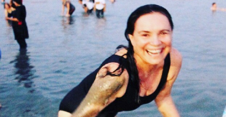 Regina Duarte surpreende com banho de lama no Mar Morto