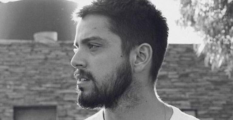 Coragem! Rodrigo Simas surge somente de sunga na neve